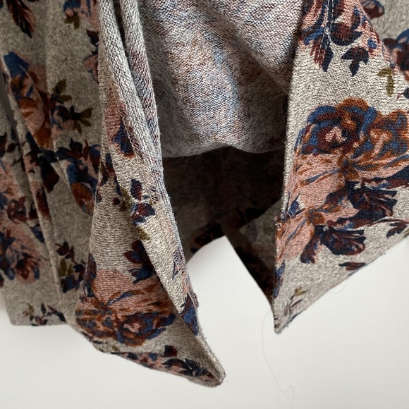 Eclipse small grey and floral women’s long sleeve top/blouse. - Picture 8 of 12